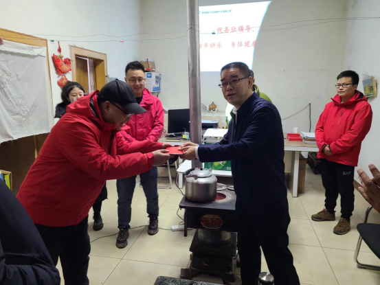 57af813fd3113fc7a6bccce6b2367d7a.png 屈永安深入陜西地礦綜合隊(duì)檢查指導(dǎo)工作看望慰問(wèn)一線員工(2)(1)28.png