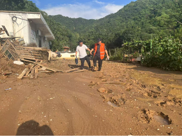 2b0aab2f255cb4e4220d6aca08623589.png 陜西地礦綜合隊商洛支隊在山陽縣漫川關(guān)開展防汛應(yīng)急工作661.png