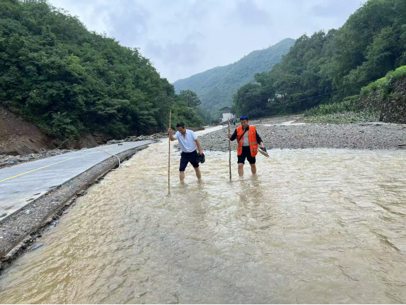 8dc8f8eb6aeabb3119b607b3944259f4.png 陜西地礦綜合隊商洛支隊在山陽縣漫川關(guān)開展防汛應(yīng)急工作660.png